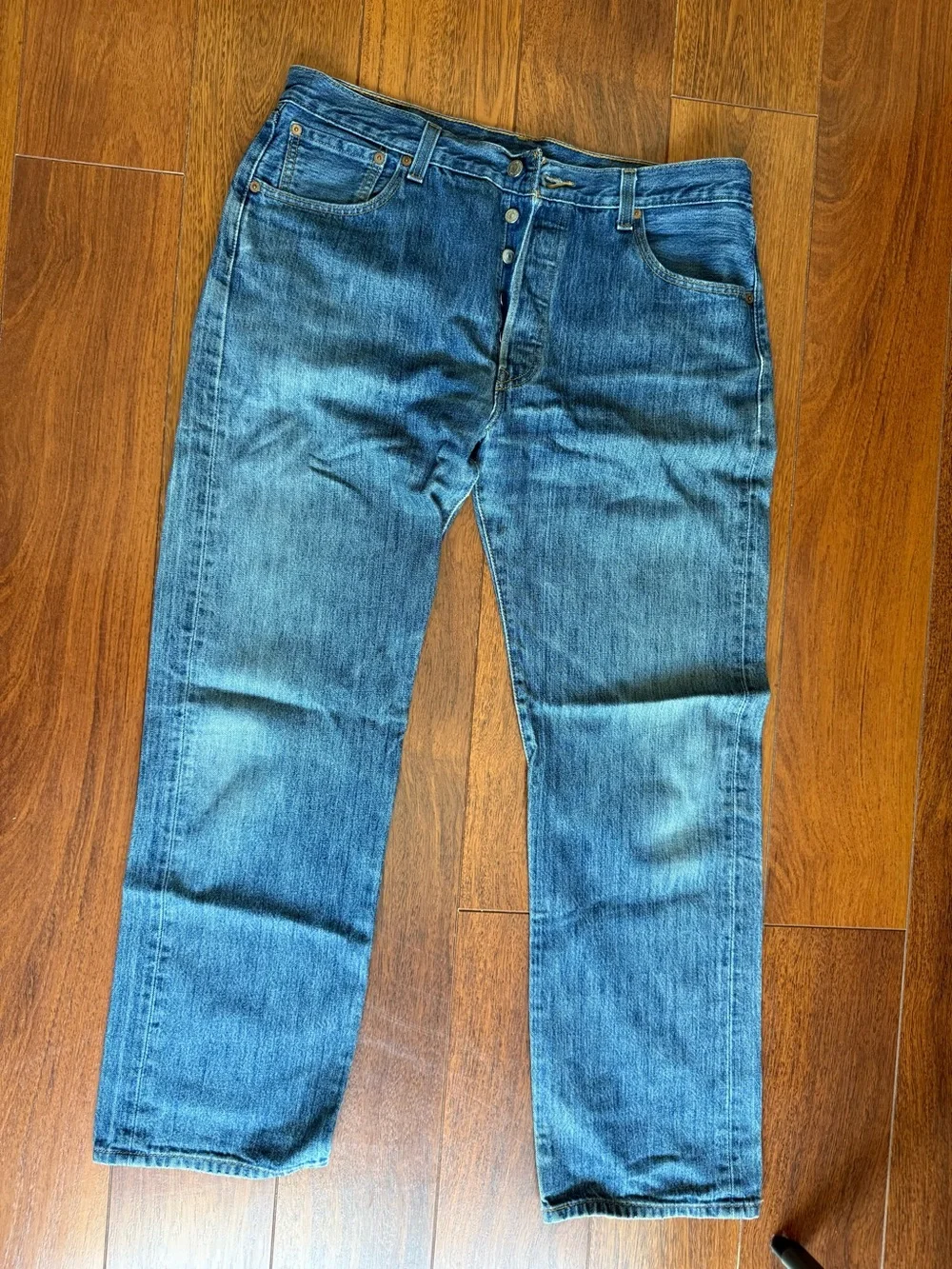 Levi's Men's Straight Jeans in Medium Blue Wash